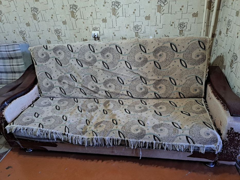Отдам даром Диван .Требуется  рестоврация .