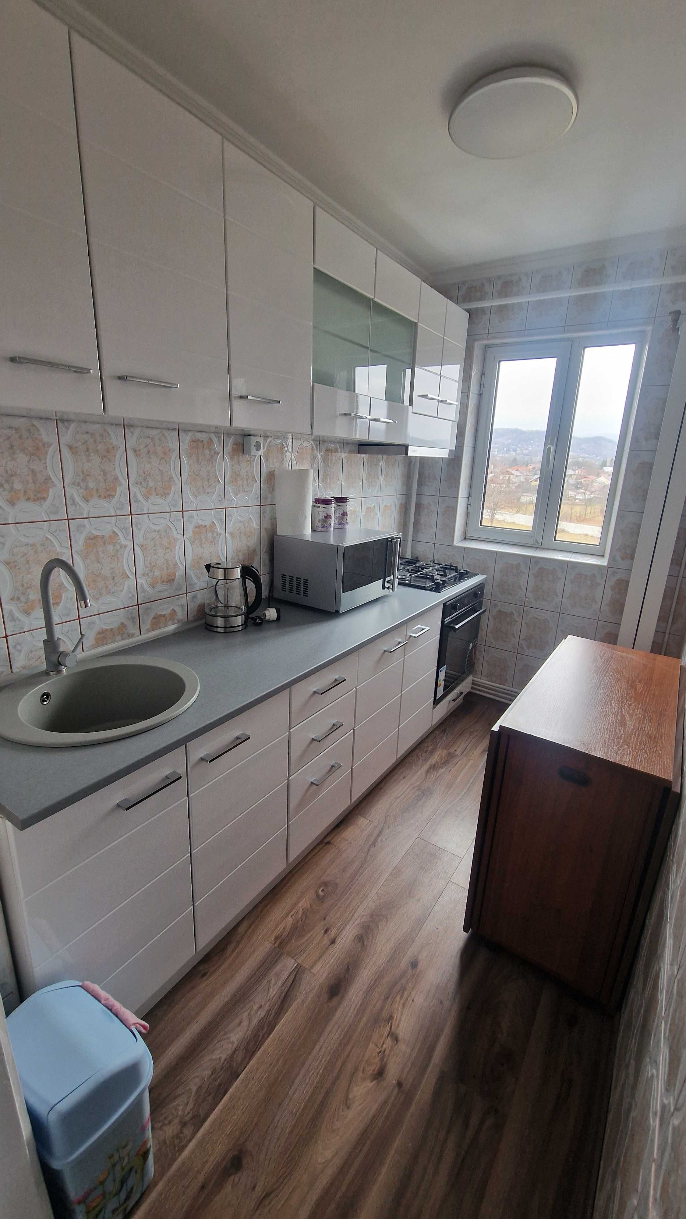 Vânzare Apartament Breaza de Sus - 3 Camere - Decomandat, Etaj 4/4