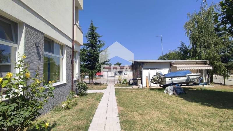 Продава се Офис в Бяла - 650 кв.м за 2077 €/кв.м - Снимка #2
