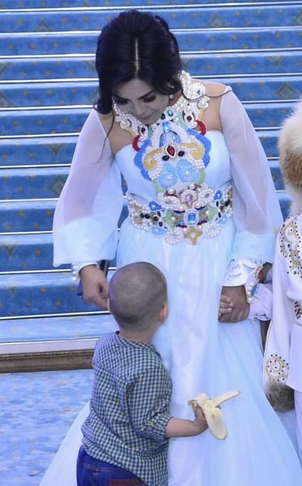 Украшение для платья на прокат.