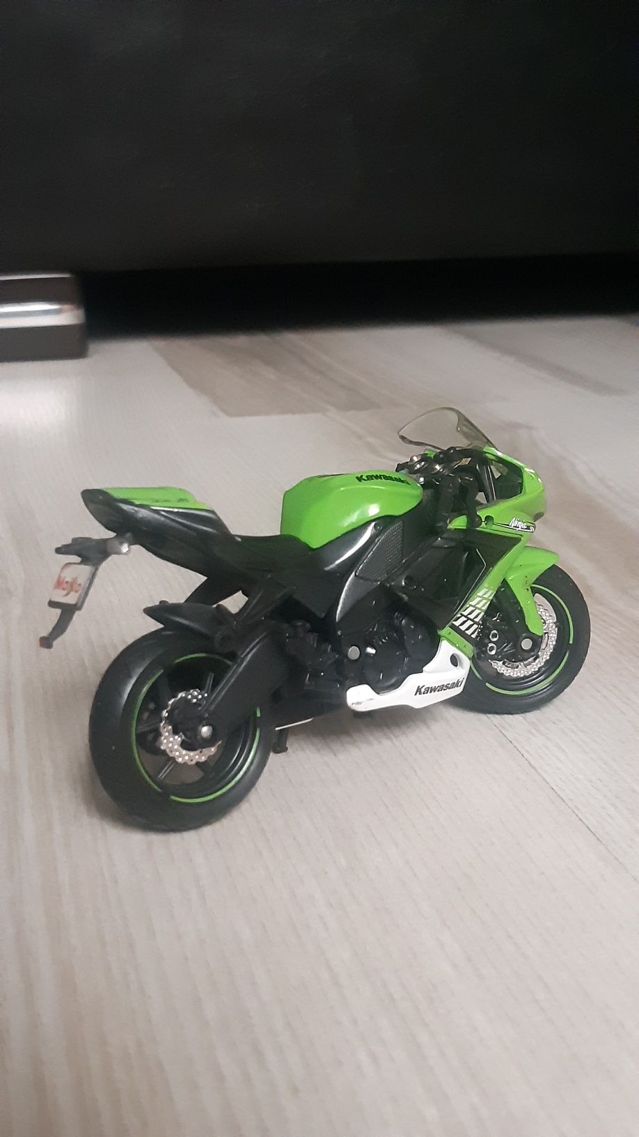 Vând machetă motocicletă Kawasaki Ninja ZX-10