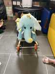 Elefant de pluș cu muzicuta