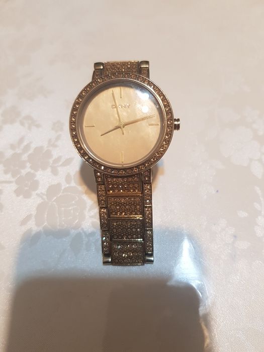 Наручные часы фирмы DKNY