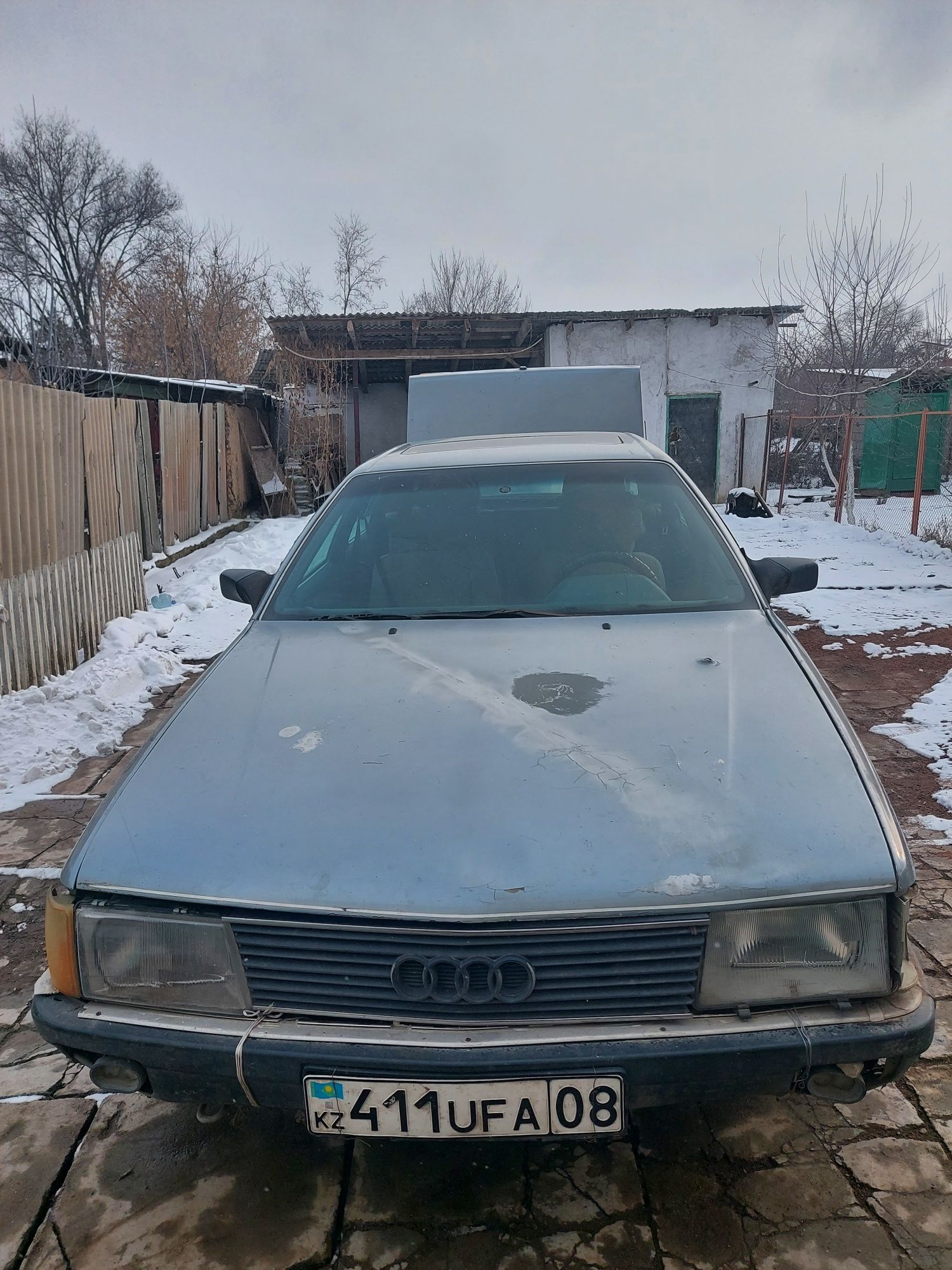 Срочно продается Audi 100 в среднем состоянии