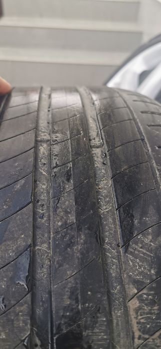 Vând set anvelope vara 235/45/18