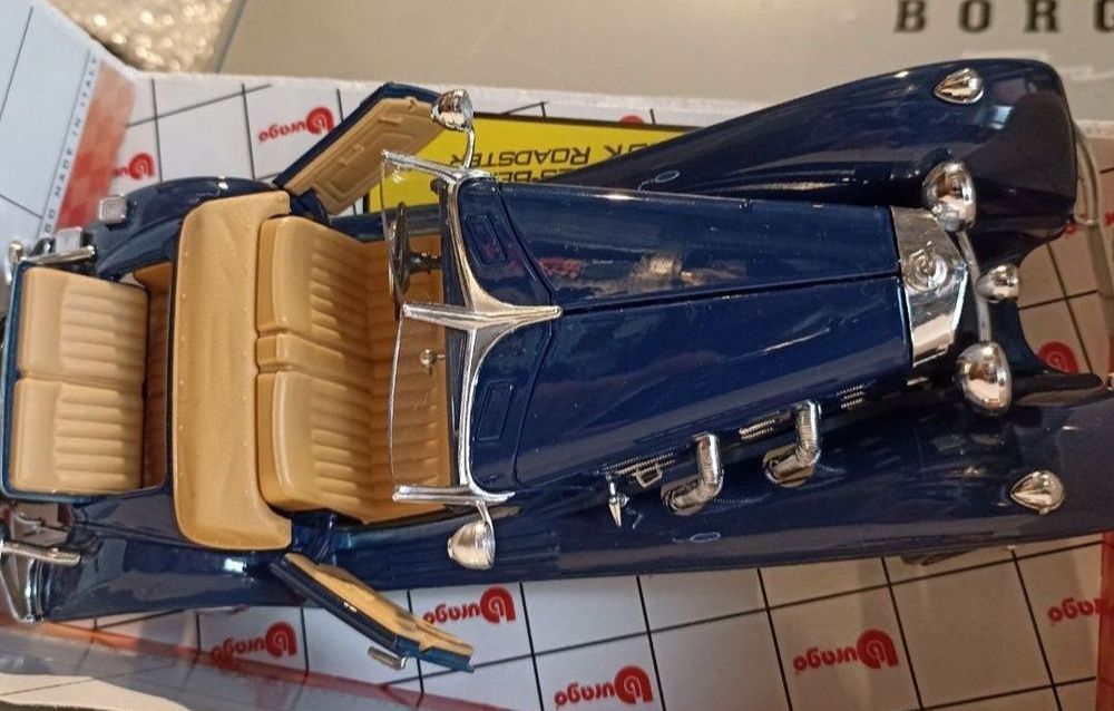 Mercedes Benz 500K
Scara 1:18
Bburago

Pozele reflectă realitatea. Se