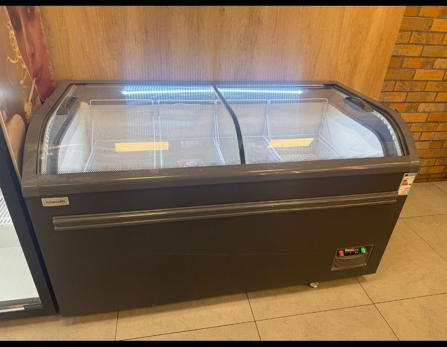 Срочно продам морозильник и холодильники витринный, гриль на 9кур