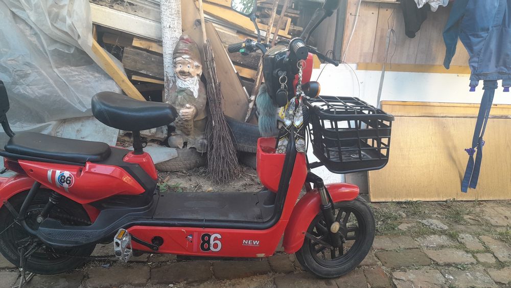 Vind scuter electric cu pedale ține batereia 45 de km  în stare bună
