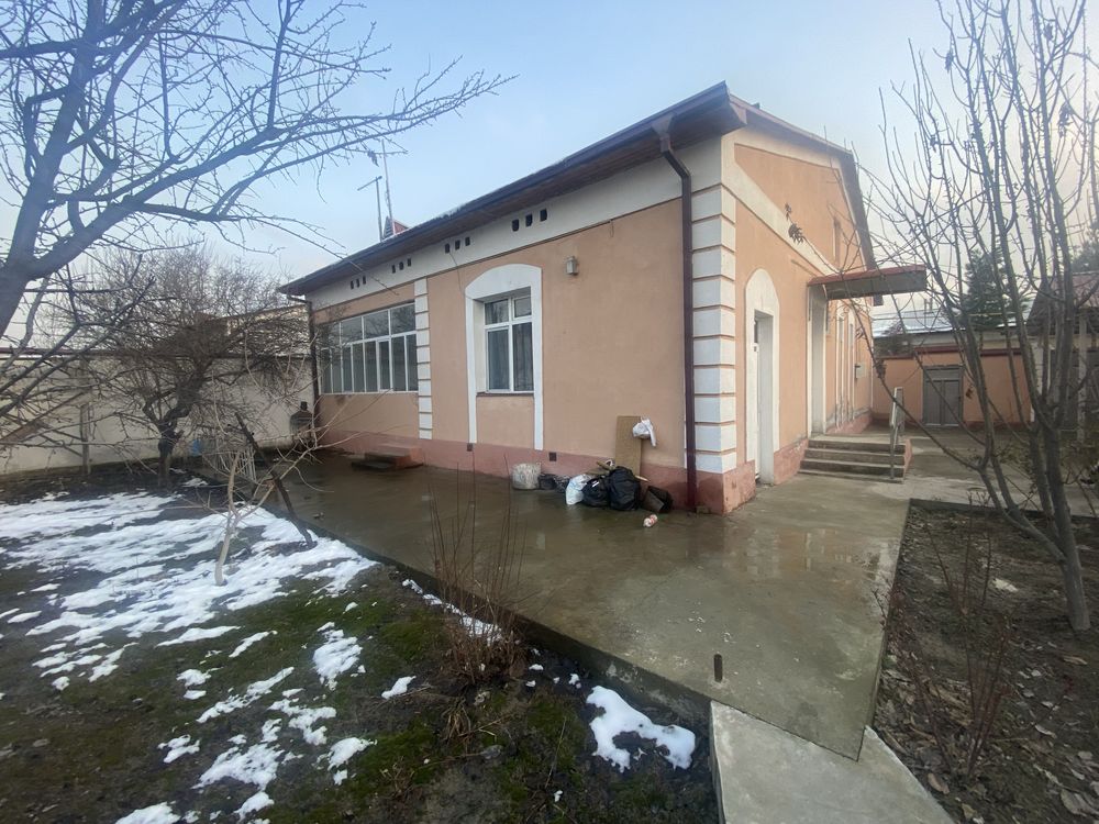 Катедж сотилади 6 сотиклик мебеллари билан