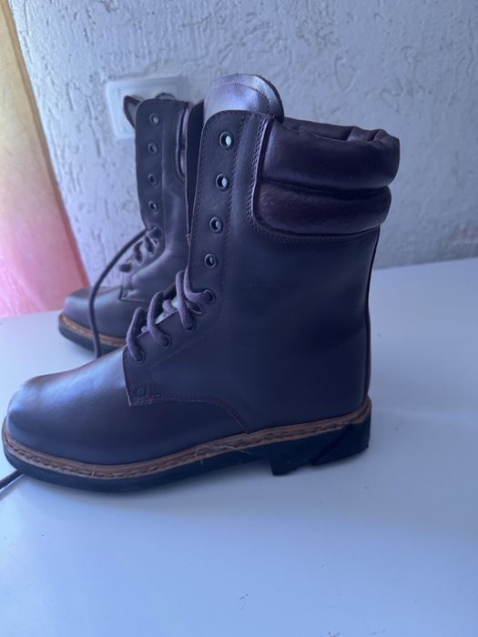 Vand bocanci unici de armata