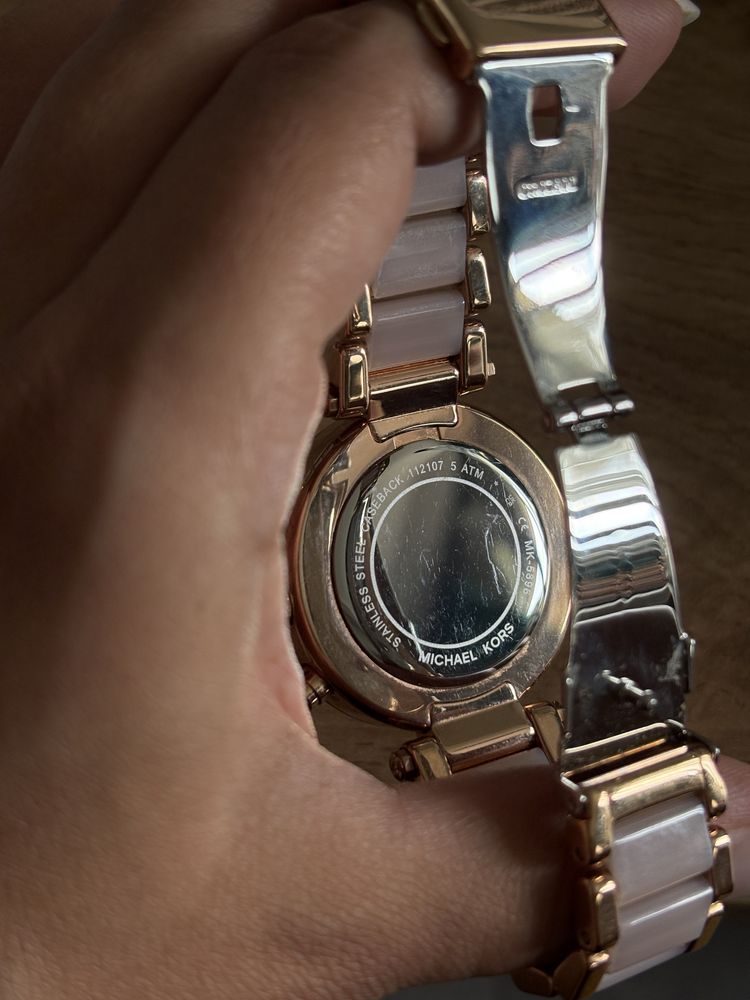 Продавам часовник Michael Kors