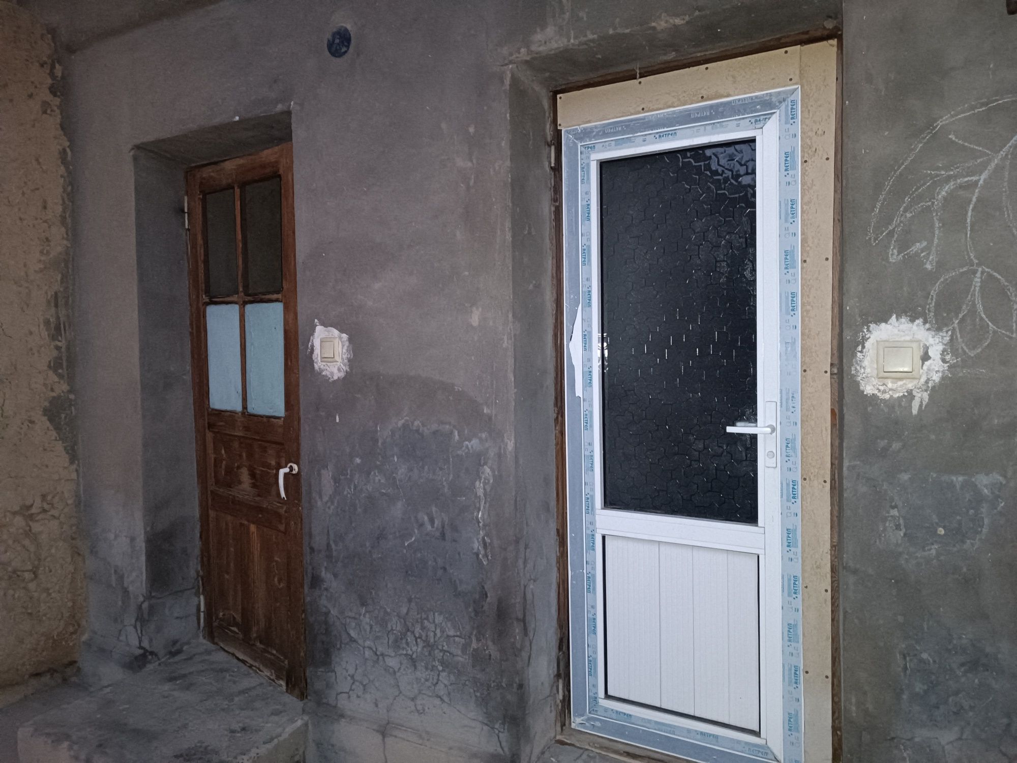 Orikzor Uy sotiladi 3 sotix 6 xona