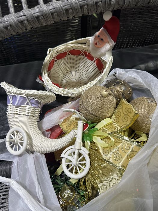 Продается ёлка 160см в отличном состояние с игрушками