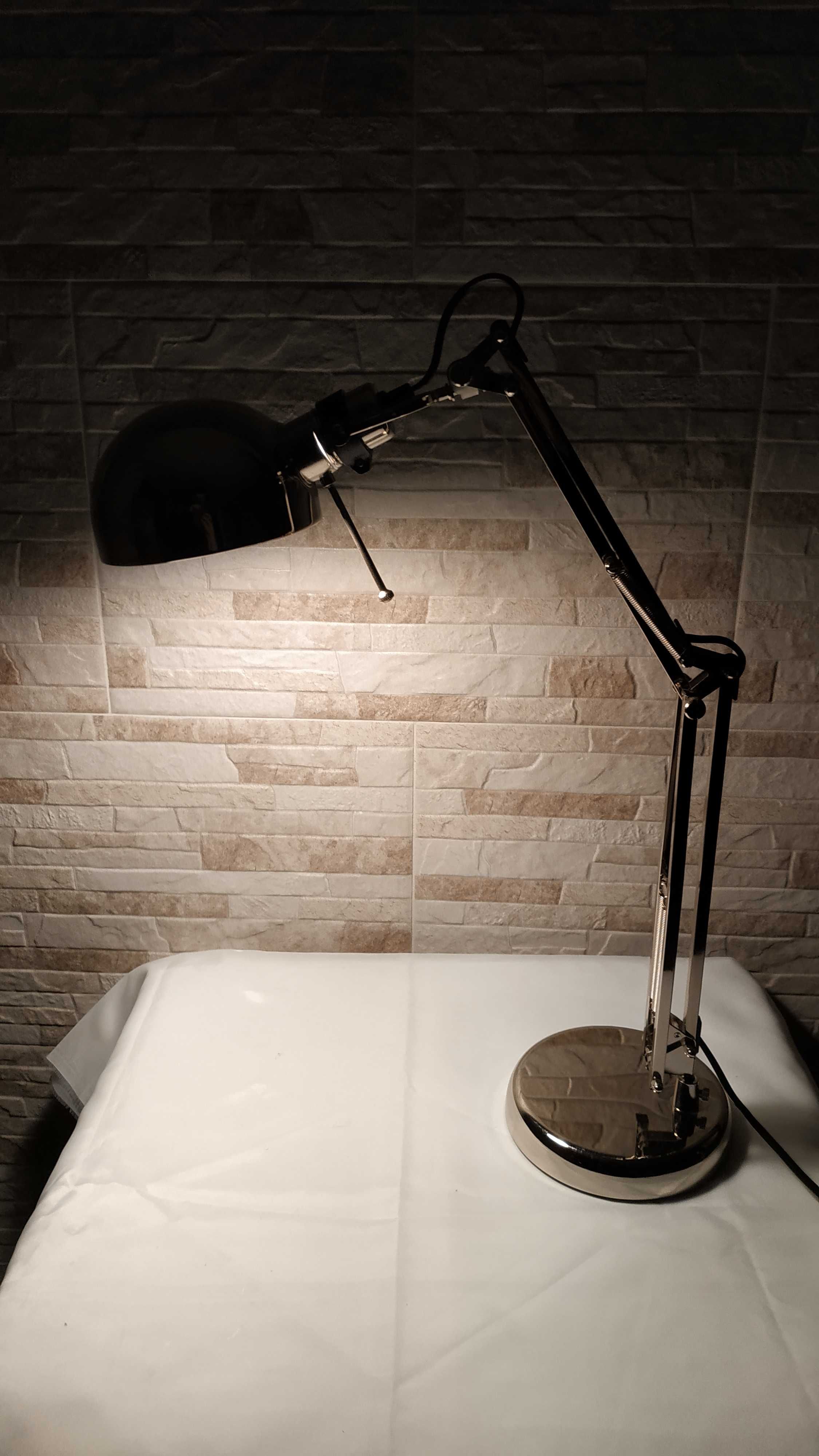 Никелирана настолна лампа за бюро