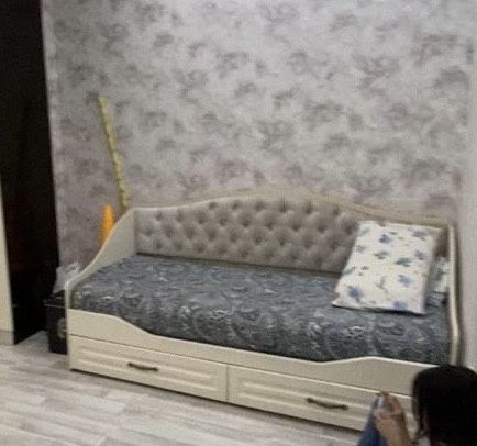 продаются две кровати с ящиком для хранения и матрасом.