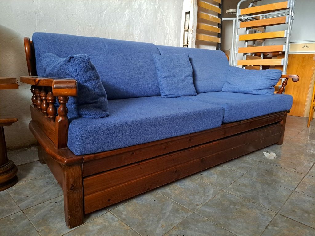 Canapea din lemn cu lada.