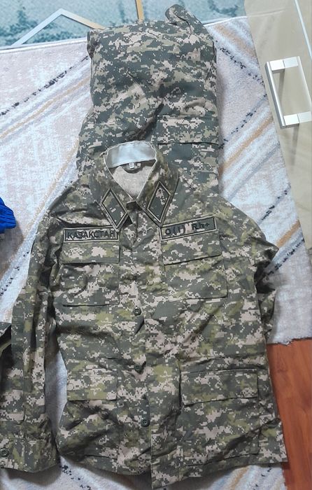 Бушлат, ватник , китель, брюки, ушанка , кепка.