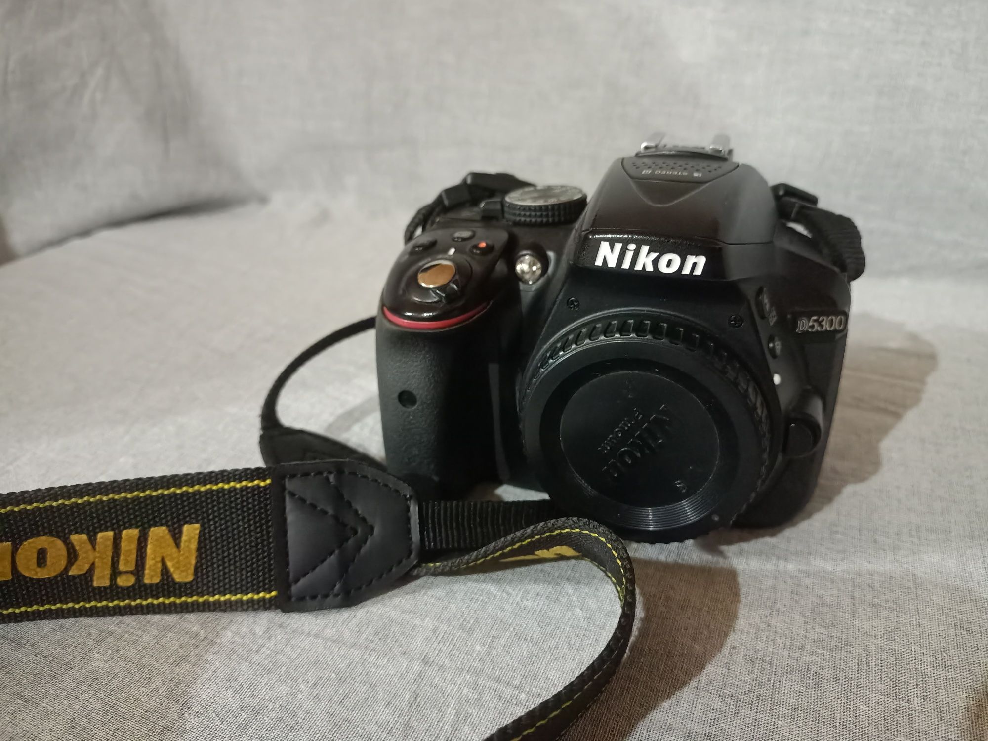 Продам камеру Nikon d5300 (пробег 19709)