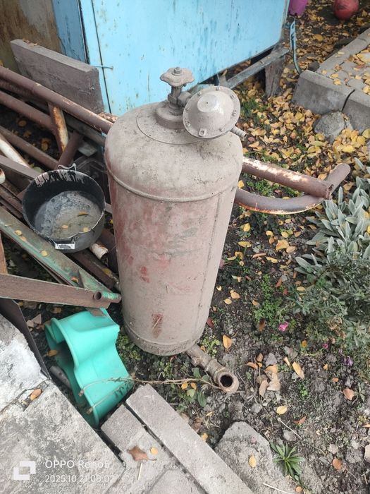 Газовый балон красный