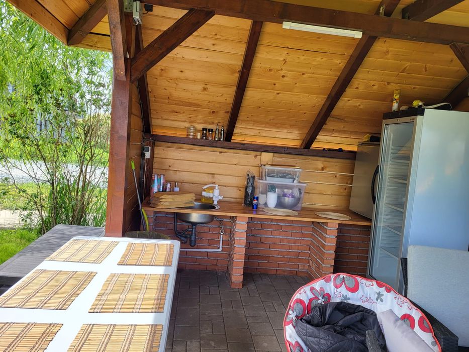 Curte cu loc de joaca de inchiriat