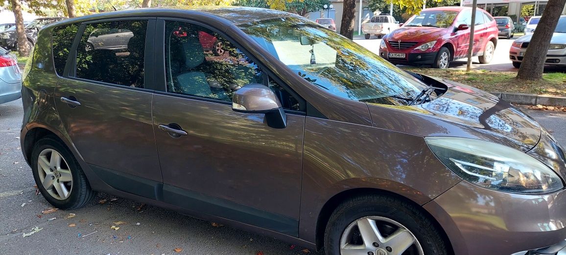 Продавам renault scenic 3       .2012 година