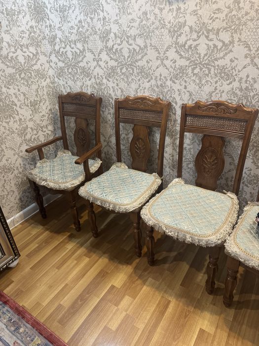 Стулья 8 штук, в хорошем состоянии