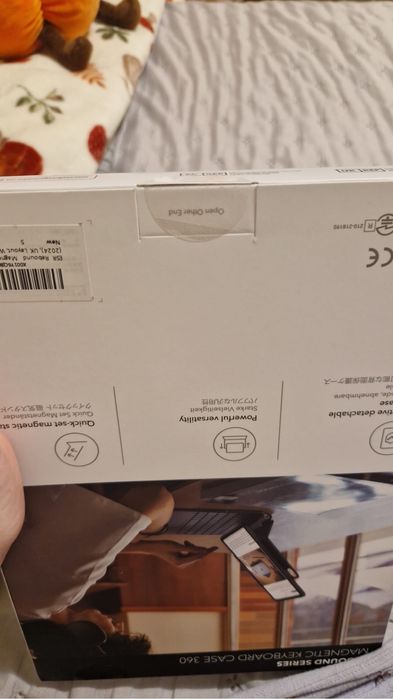 ESR Magnetic Keyboard Case 360  Alb ( ipad pro 11’’ 2024)