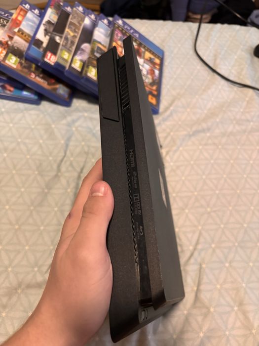 Vând playstation 4