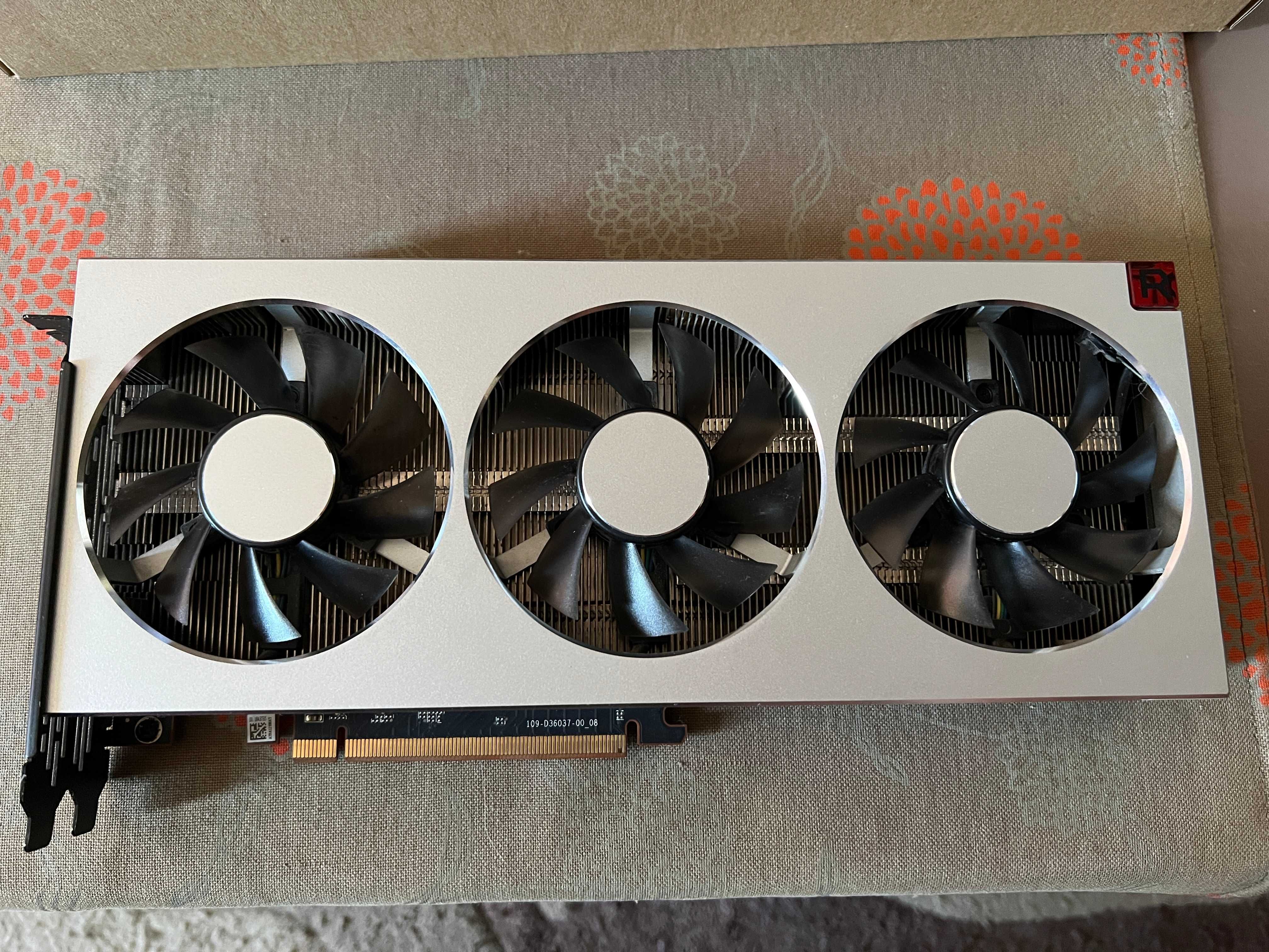 Продавам видеокарта Sapphire AMD RADEON VII 16 GB HBM2