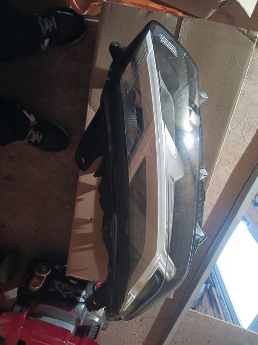 Vând far dreapta logan 3 cu alb