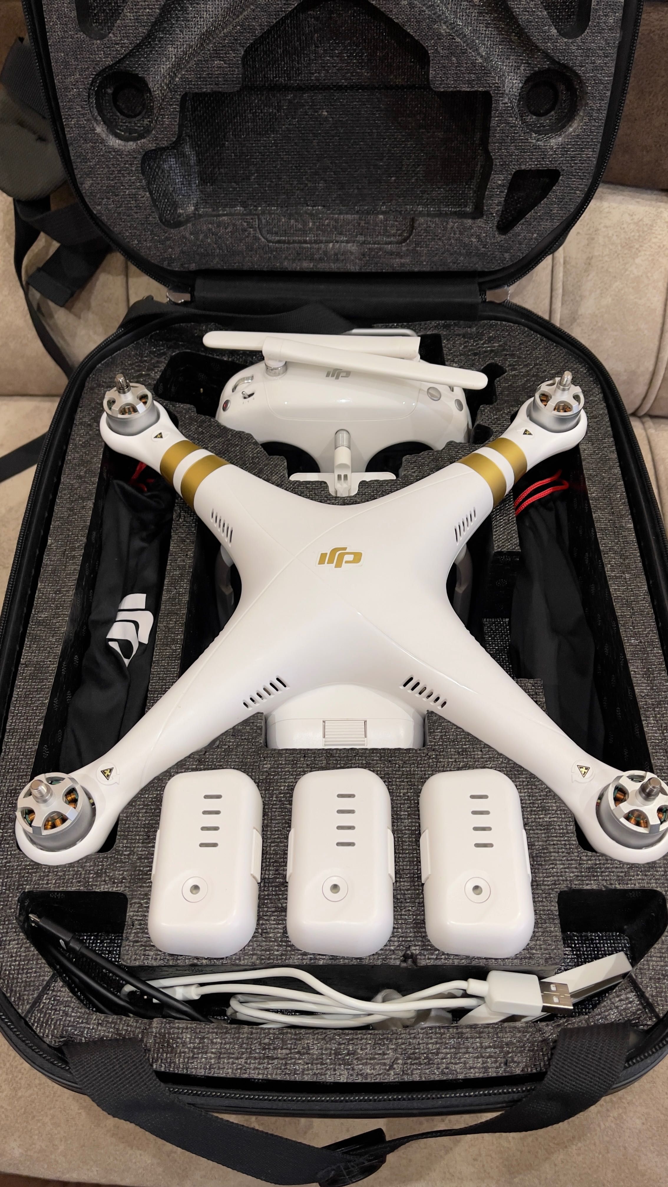 DJI Phantom 3 Professional + 4 батерии + раница КАТО НОВ