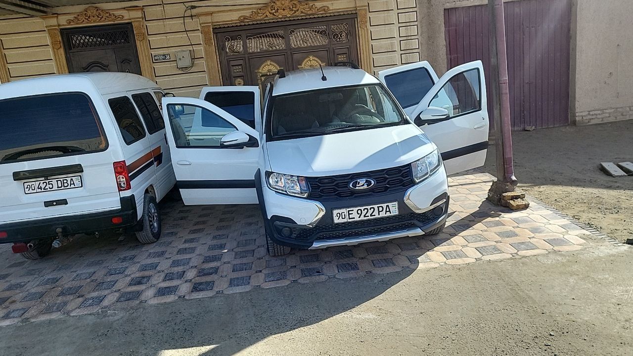 Lada largus cross