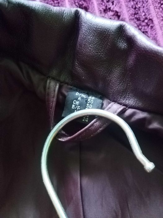 Haina dama, piele naturala. Vișiniu cu model. Marimea 50, lungime 3/4.