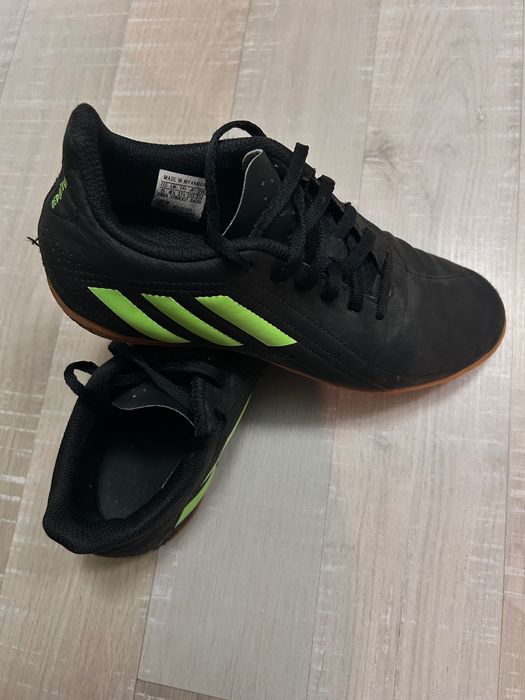 Детски спортни обувки за зала