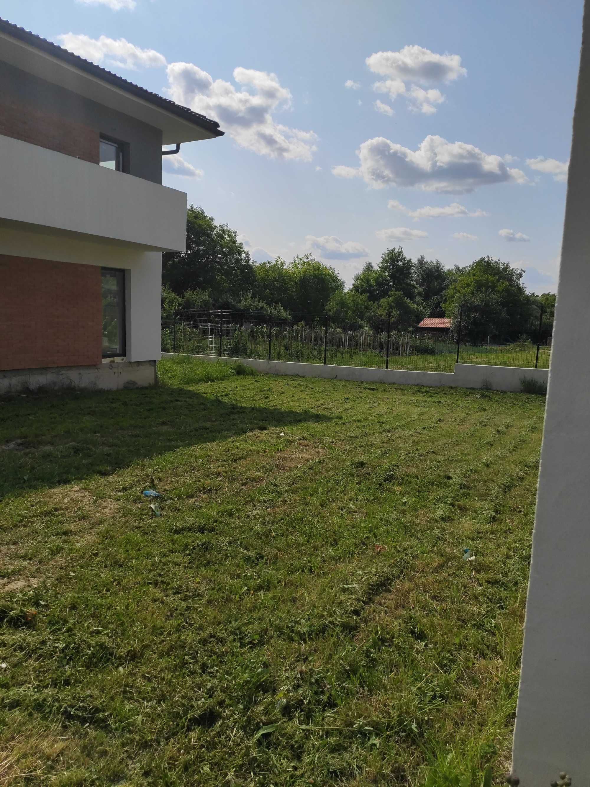 CASĂ de vînzare stradă asfaltată