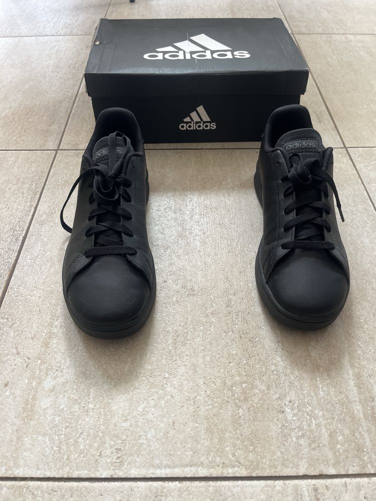 Нови обувки Adidas номер 38 с кутия.