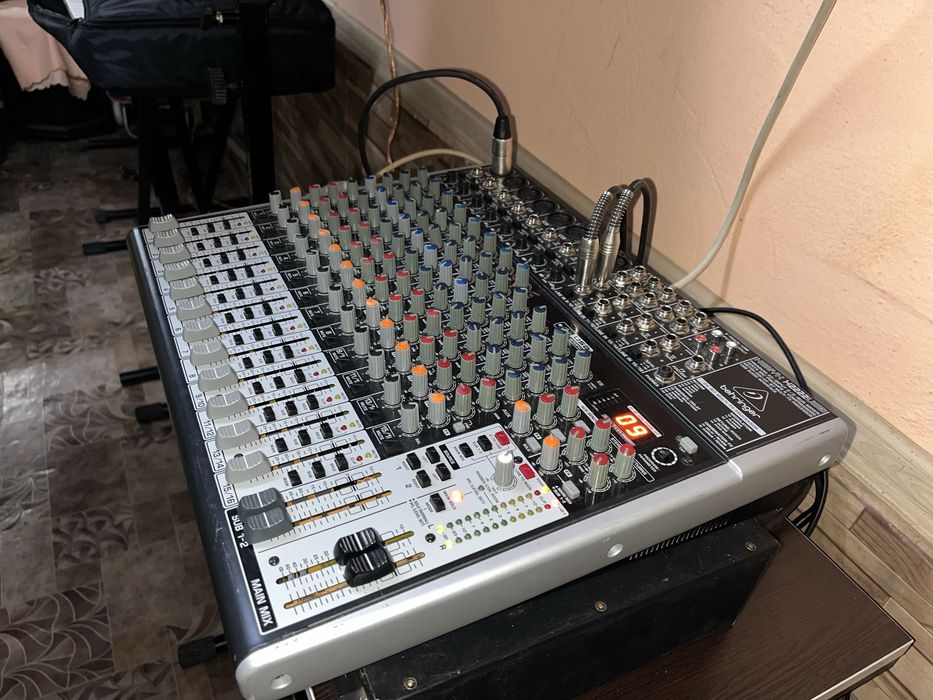 Behringer x2222 usb пулт миксер
