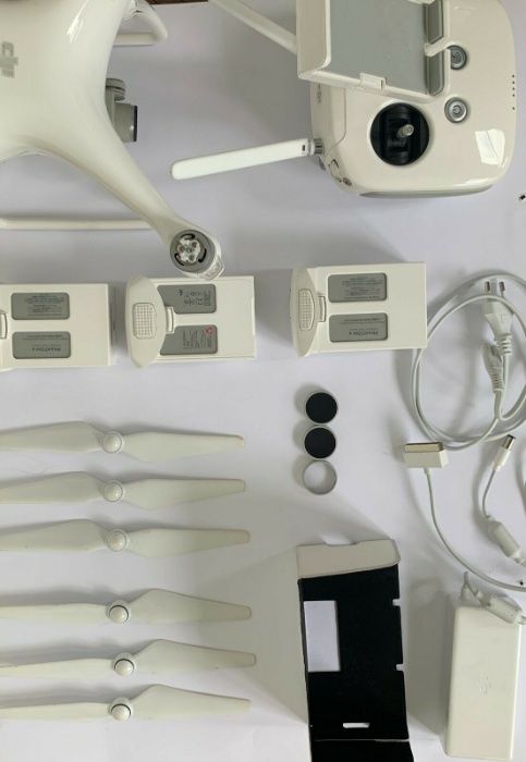 Drona DJI Phantom 4, acumulatori 3 buc. , Geanta DJI Rucsac special +