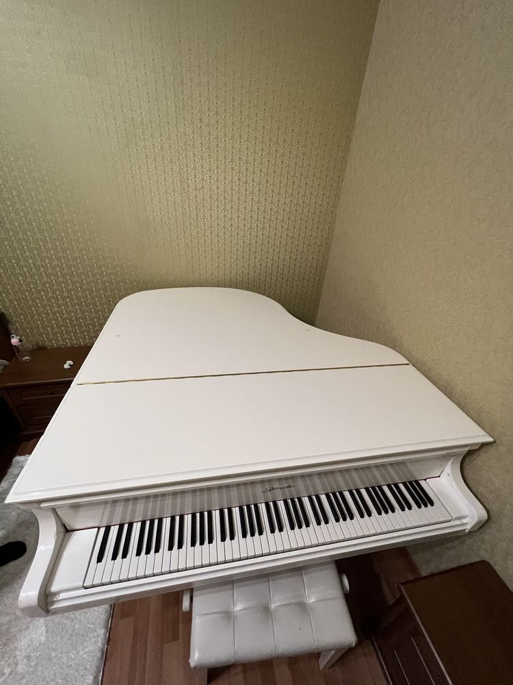 Продам белый рояль