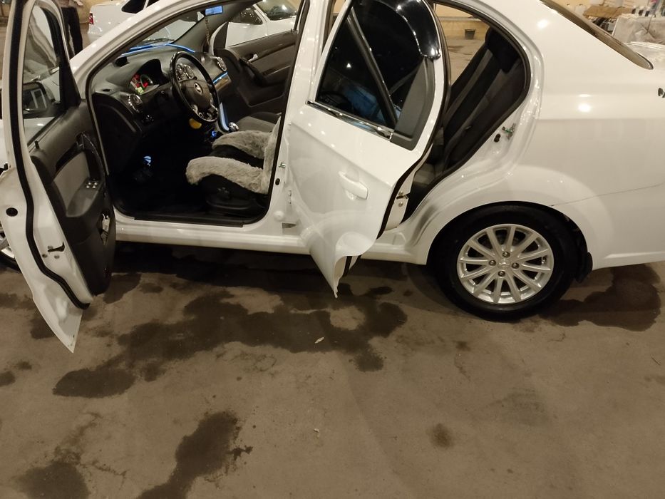 Qolgani mashina oldida gaplashiladi.