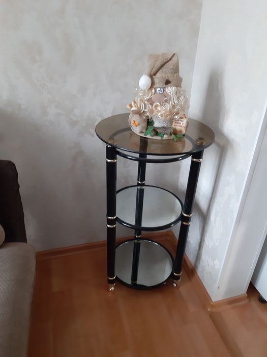 Продаю стекляный стол