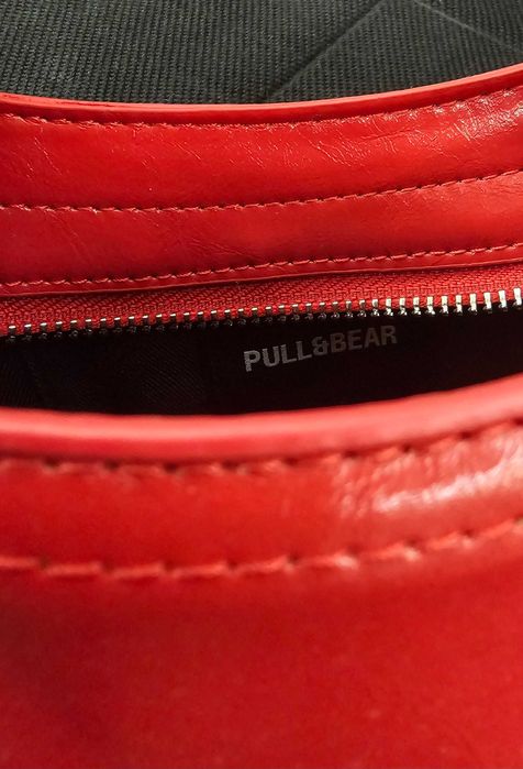 Малка червена чанта Pull and Bear