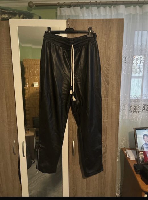 Vand pantaloni de piele yrw marimea XL