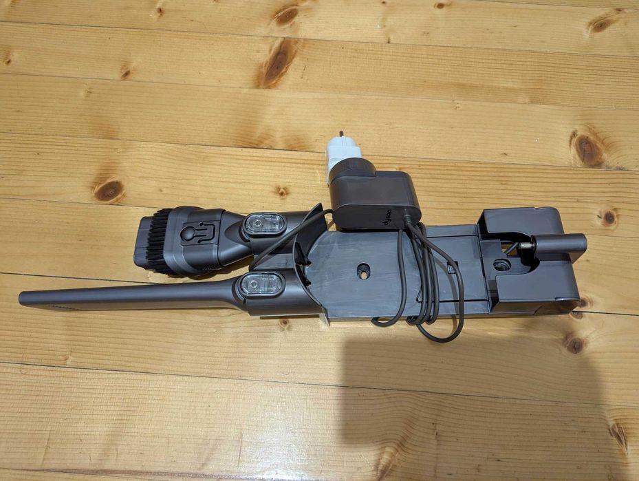 Добра и почистена Dyson V6 прахосмукачка с нова батерия и аксесоари