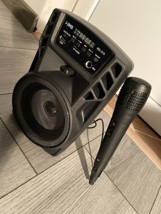 Boxa noua cu tit cu cuteie si microfon la ea