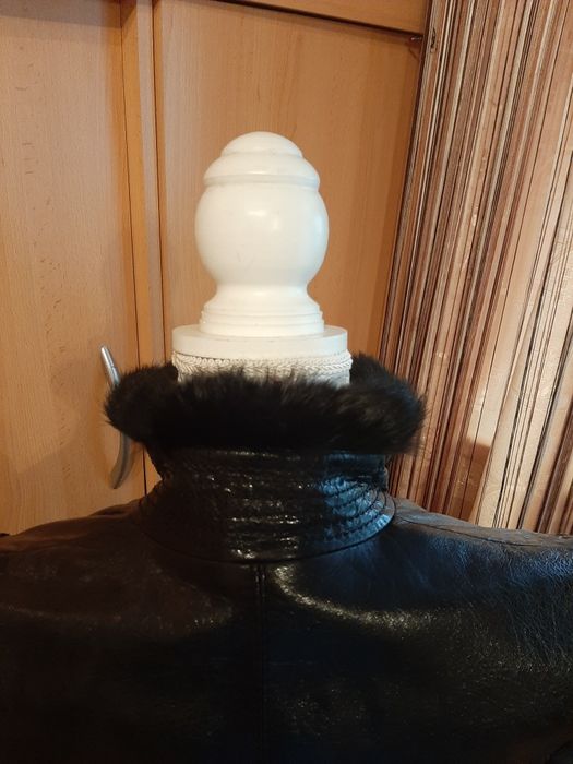 Geaca neagra cu blana naturala