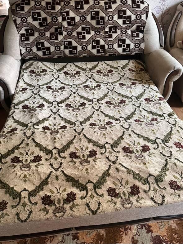 Продам диван, диванчик и кресло
Цена : 140 тысяч 
Торг уместен. 
Диван