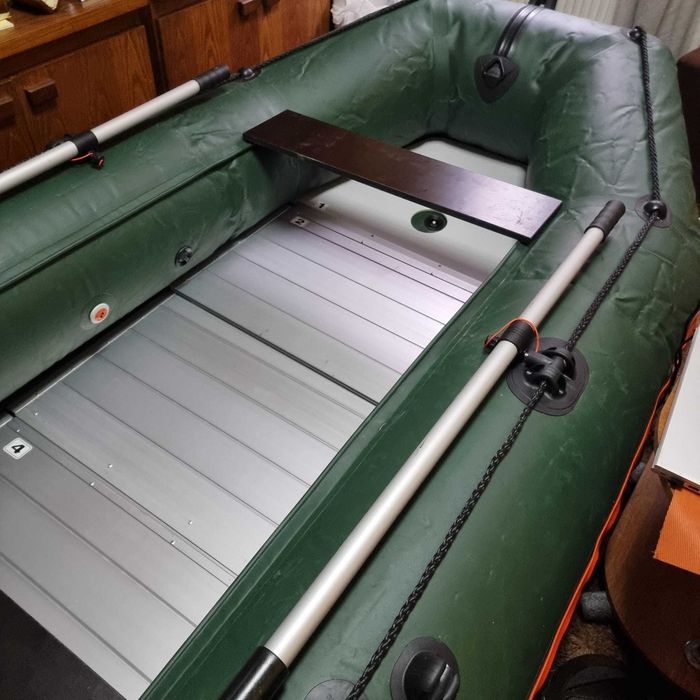 Barca pneumatică cu motor si accesorii