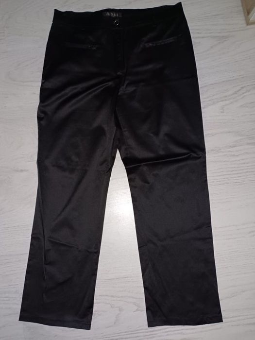 Pantaloni luciosi, negrii