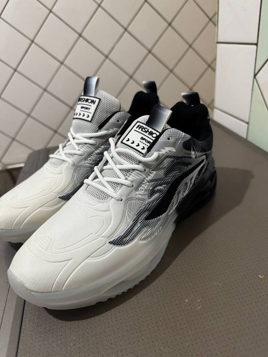 Yangi zamonaviy krossovkalar